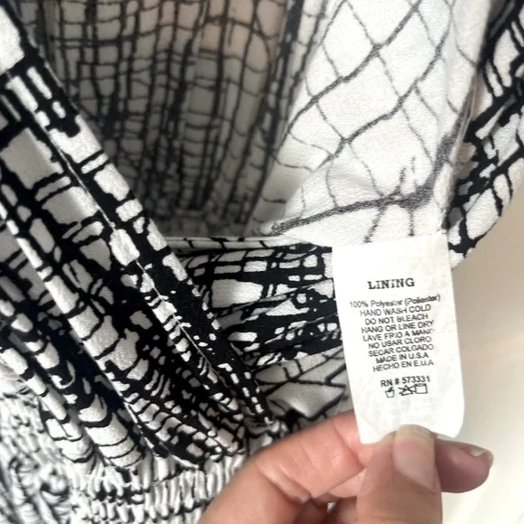 GILLI USA NWT Black White Graphic Print Romper Size Small | Wrap Style - Picture 9 of 10